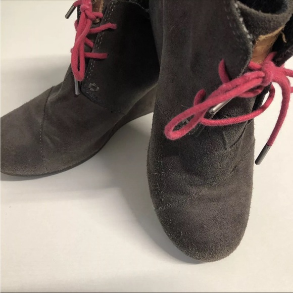 Tom's Women's Grey Suede Leather Desert Wedge Hot Pink Lace Up Booties size 7 - Picture 5 of 8